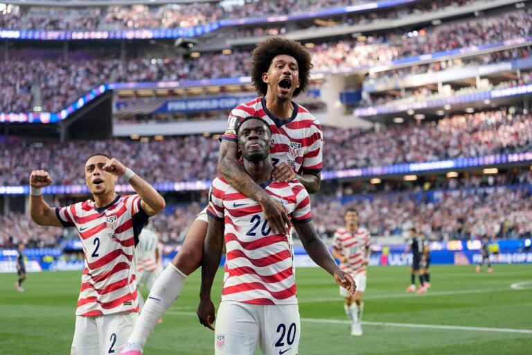 Jugadores de Estados Unidos celebrando un gol durante el partido contra Paraguay por el Mundial 2026