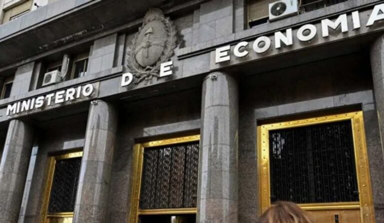 Fachada del Ministerio de Economía en Buenos Aires