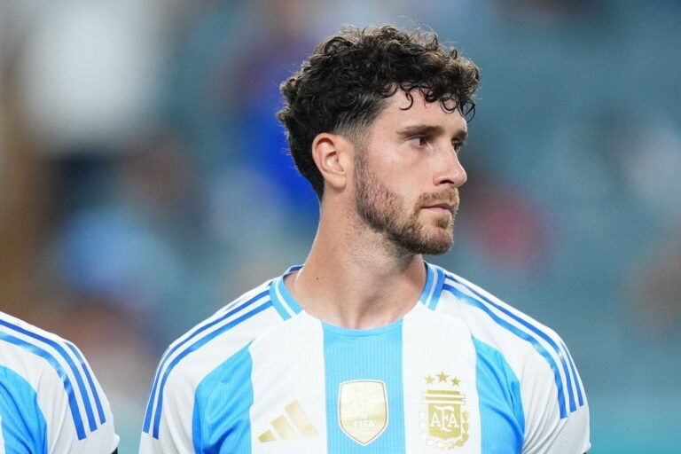 Marcos Senesi con la camiseta de la Selección argentina