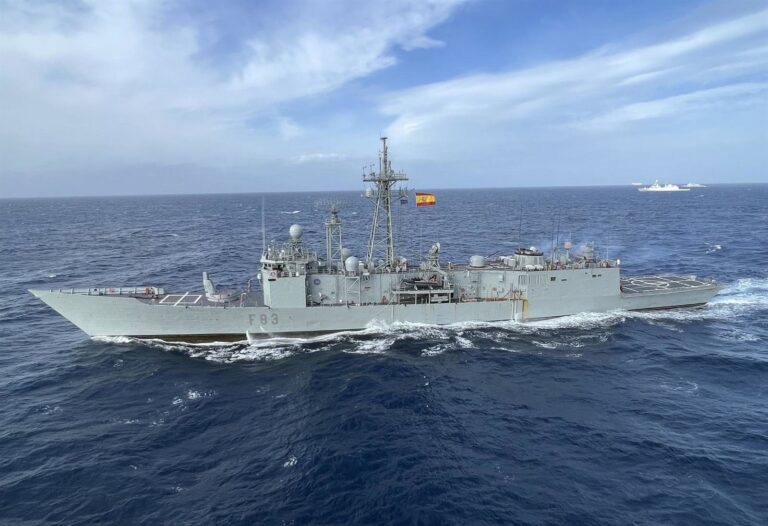 Fragata Numancia de la Armada española navegando en el océano Índico durante despliegue de operación Atalanta