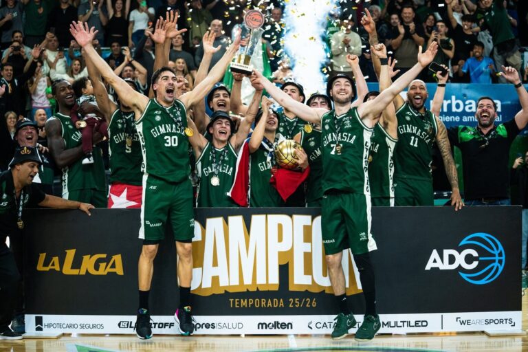 Jugadores de Gimnasia y Esgrima celebrando el título de la Liga Nacional de Básquetbol 2026