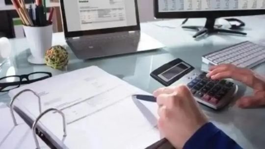 Documento de la Ley de Inocencia Fiscal sobre un escritorio