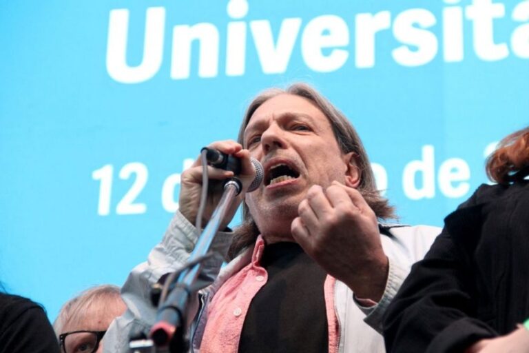 Docentes universitarios durante una jornada de paro