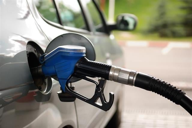 Surtidor de nafta con precios visibles en una estación de servicio