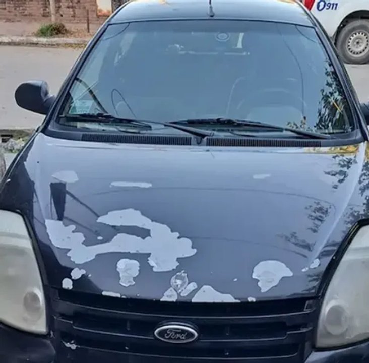 Auto Ford Ka negro utilizado por Claudio Barrelier para trasladar el cuerpo de Agostina Vega