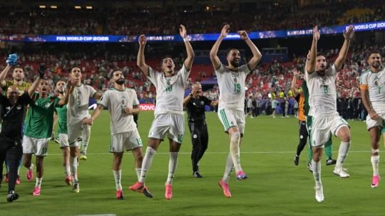 Hinchas de Argelia festejando el empate de Austria en el Mundial 2026