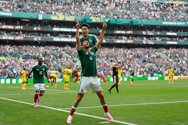 Jugador de México celebra durante partido de Mundial 2026