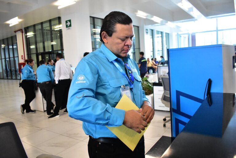 Colaborador ciego leyendo cita en sistema Braille en el Hospital Rosales