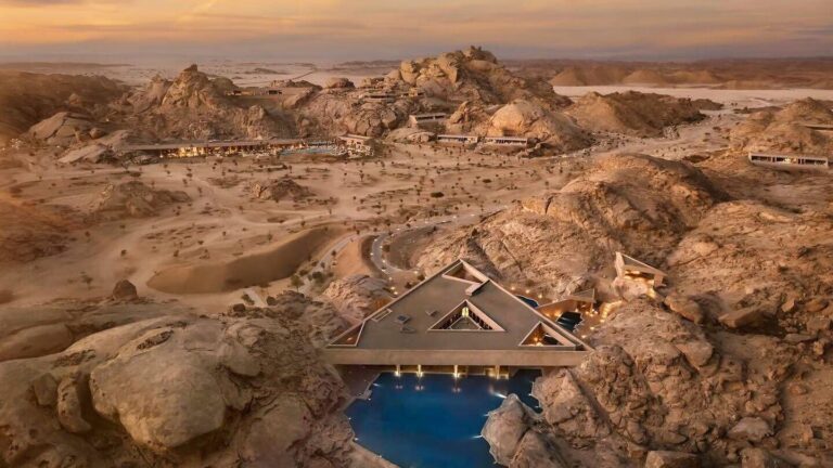 Vista de Desert Rock, hotel excavado en la roca en las montañas Hijaz, Arabia Saudí