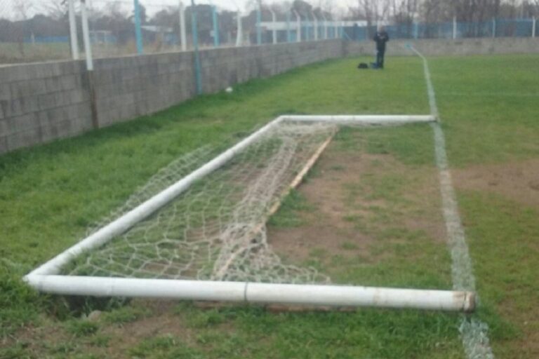 Arco de fútbol caído en un predio deportivo