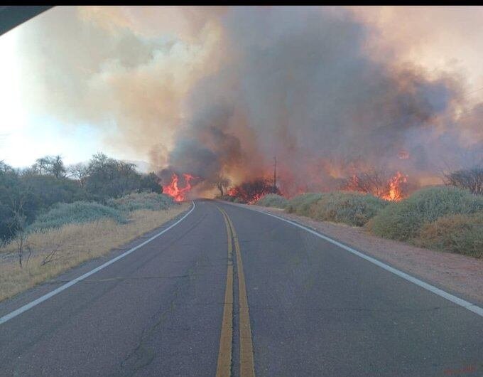 Incendio forestal en Cafayate, Salta, con columnas de humo y vegetación quemada