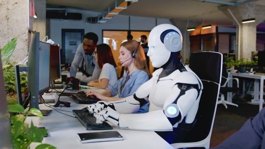 Persona usando un asistente de inteligencia artificial en una computadora