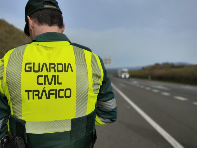 Motocicleta en la carretera A-480 durante un operativo de control de velocidad