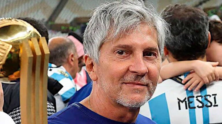 Jorge Messi saliendo del centro de salud
