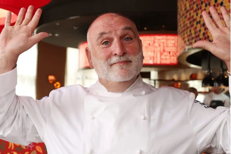 José Andrés cocinando arroz con conejo en una cazuela