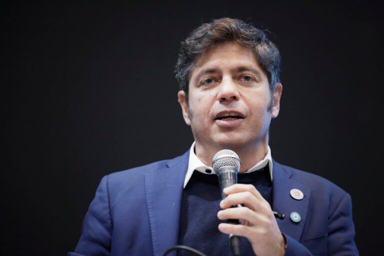 El gobernador Axel Kicillof habla ante la prensa