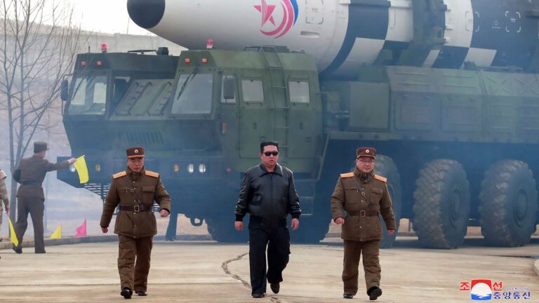 Kim Jong-un durante la reunión plenaria del Comité Central del Partido del Trabajo de Corea