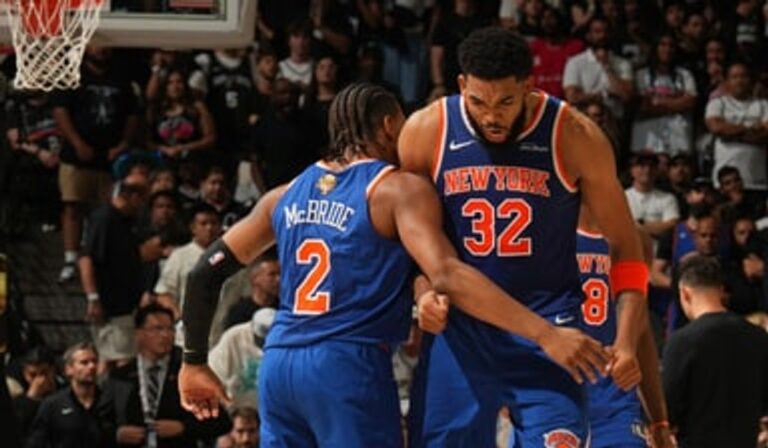Jugadores de New York Knicks y San Antonio Spurs durante el segundo partido de las Finales de la NBA
