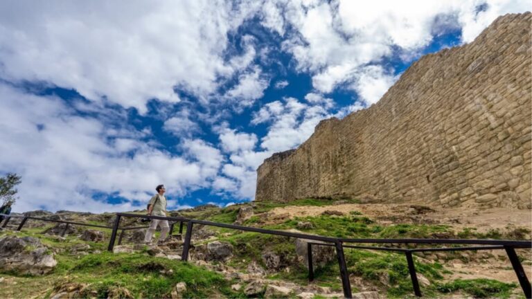 Vista de la muralla sur del complejo arqueológico de Kuélap