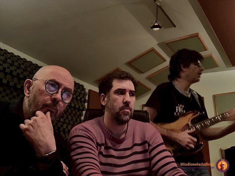 Indio Solari en su estudio de grabación en Parque Leloir