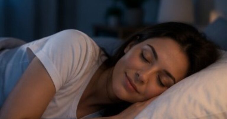 Mujer durmiendo en una cama con luz tenue