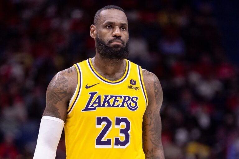 LeBron James con la camiseta de Los Angeles Lakers durante un partido de la NBA
