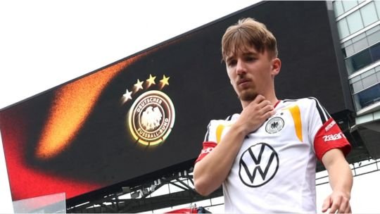 Lennart Karl durante un entrenamiento con la Selección de Alemania