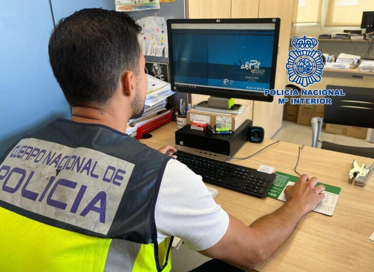 Agentes policiales durante una operación contra la trata de personas