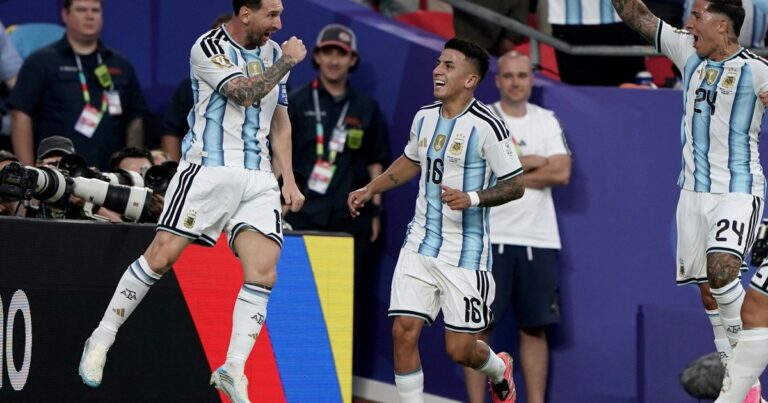 Lionel Messi celebra un gol ante Argelia en el Mundial de Estados Unidos