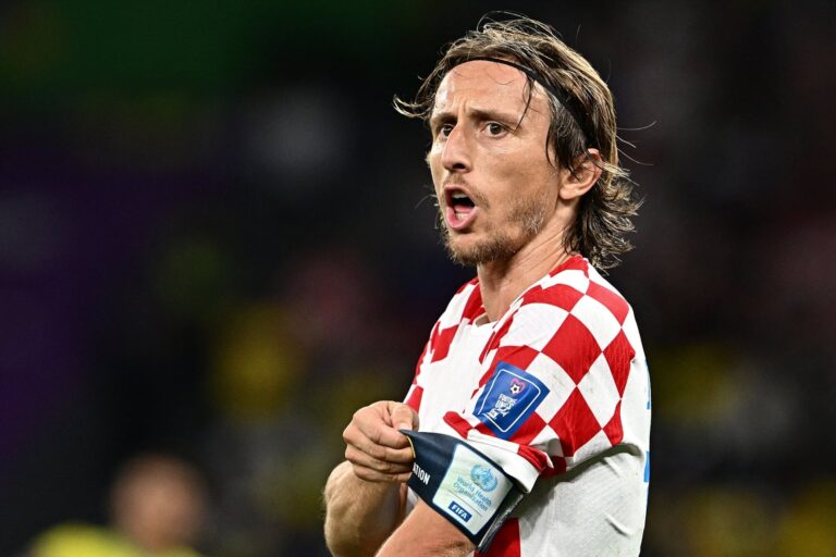 Luka Modric con la camiseta de Croacia durante un partido de fútbol