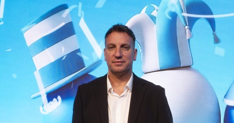 Maxi López sonriendo durante una entrevista