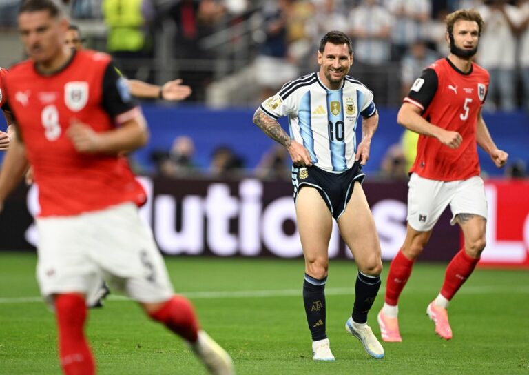 Lionel Messi ejecuta un penal durante el partido entre Argentina y Austria en el Mundial 2026