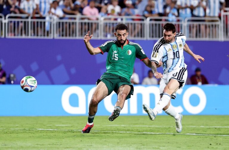 Lionel Messi remata al arco durante el partido Argentina vs Argelia por el Mundial 2026