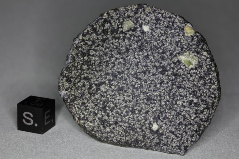 Meteorito NWA 12774 sobre fondo oscuro