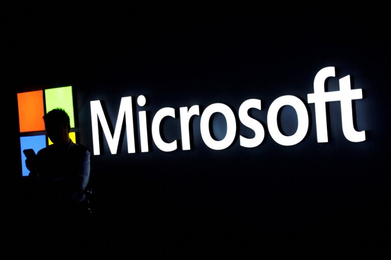 Pantalla de código con el logo de Microsoft y GitHub Copilot