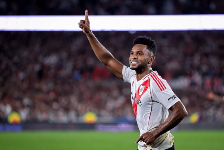 Miguel Ángel Borja en un partido con River Plate