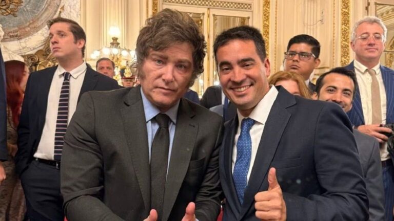 Adrián Ravier junto a Javier Milei en un acto oficial