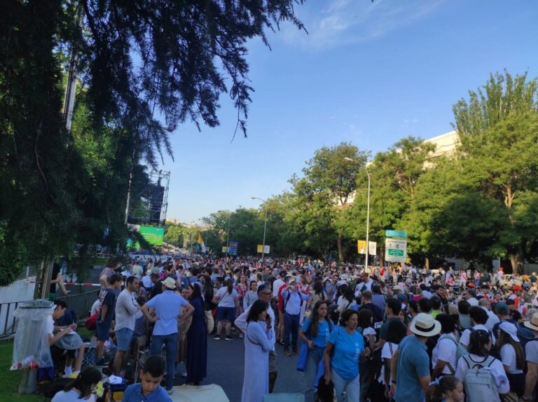 Multitud de fieles en la plaza de Cibeles durante la misa del Papa León XIV
