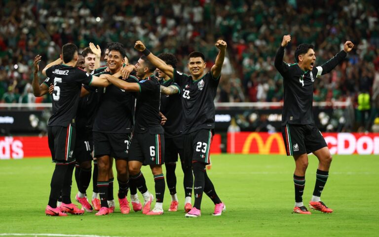 Jugadores de México celebrando la clasificación a 16vos de final del Mundial 2026