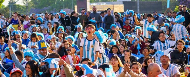 Motorhome estacionado junto a un estadio de fútbol