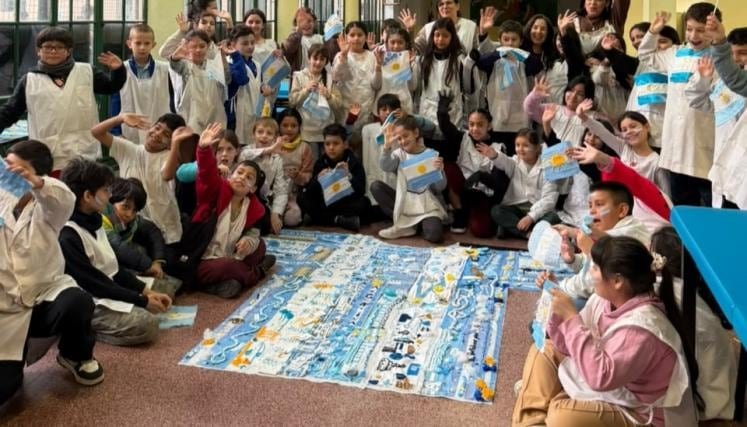 Estudiantes en aula argentina viendo un partido del Mundial de fútbol en una pantalla