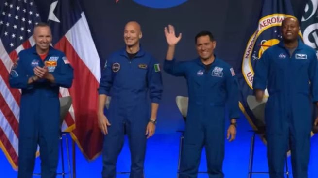 Astronautas de la misión Artemis III de la NASA durante la ceremonia de presentación en Houston