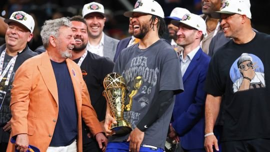 Jalen Brunson celebrando con el trofeo de campeón de la NBA
