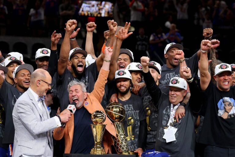 Jugadores de New York Knicks celebrando el título de la NBA