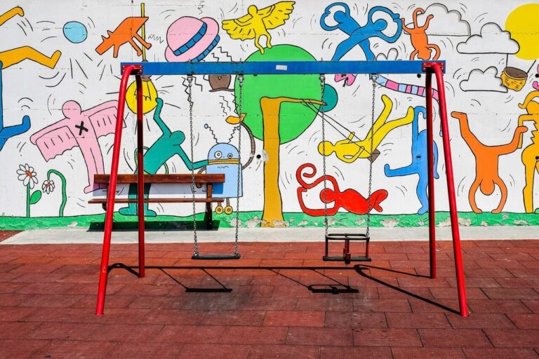 Imagen ilustrativa de un patio de jardín de infantes con juegos infantiles