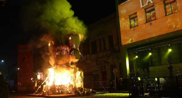Personas saltando una hoguera durante la Noche de San Juan
