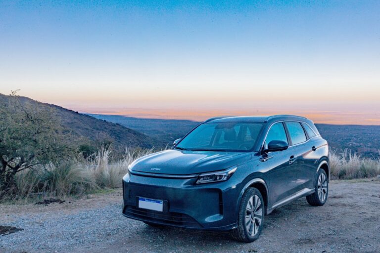 DFSK E5 Plus SUV híbrido de siete asientos en color plata