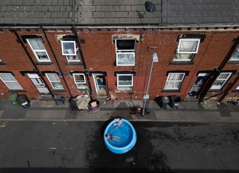 Familia en Leeds instala pileta en la calle durante ola de calor