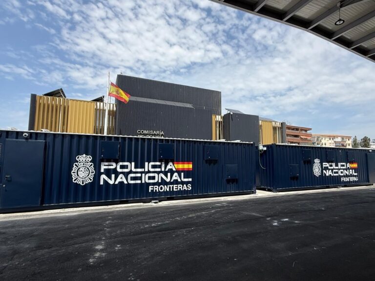Puerto con vehículos y pasajeros durante la Operación Paso del Estrecho