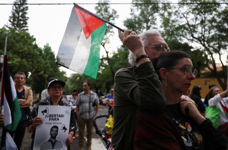 Manifestación pacífica de activistas mexicanos con carteles exigiendo condena a la pena de muerte en Israel